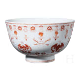 Eisenrot bemalte Schale mit Flederm&auml;usen und Daoguang-Sechszeichenmarke, China, wohl aus dieser Zeit (um 1840)