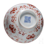 Eisenrot bemalte Schale mit Flederm&auml;usen und Daoguang-Sechszeichenmarke, China, wohl aus dieser Zeit (um 1840)