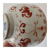 Eisenrot bemalte Schale mit Flederm&auml;usen und Daoguang-Sechszeichenmarke, China, wohl aus dieser Zeit (um 1840)