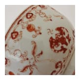 Eisenrot bemalte Schale mit Flederm&auml;usen und Daoguang-Sechszeichenmarke, China, wohl aus dieser Zeit (um 1840)