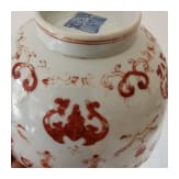 Eisenrot bemalte Schale mit Flederm&auml;usen und Daoguang-Sechszeichenmarke, China, wohl aus dieser Zeit (um 1840)