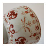 Eisenrot bemalte Schale mit Flederm&auml;usen und Daoguang-Sechszeichenmarke, China, wohl aus dieser Zeit (um 1840)