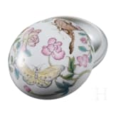 Kleine Famille-Rose-Deckeldose mit Schmetterlingen, China, wohl 19./20. Jhdt.