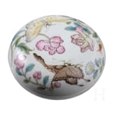 Kleine Famille-Rose-Deckeldose mit Schmetterlingen, China, wohl 19./20. Jhdt.