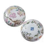Kleine Famille-Rose-Deckeldose mit Schmetterlingen, China, wohl 19./20. Jhdt.