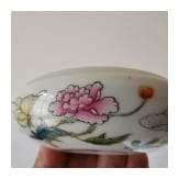 Kleine Famille-Rose-Deckeldose mit Schmetterlingen, China, wohl 19./20. Jhdt.
