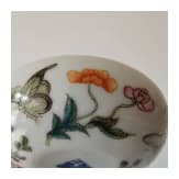 Kleine Famille-Rose-Deckeldose mit Schmetterlingen, China, wohl 19./20. Jhdt.