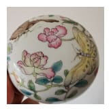 Kleine Famille-Rose-Deckeldose mit Schmetterlingen, China, wohl 19./20. Jhdt.