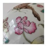 Kleine Famille-Rose-Deckeldose mit Schmetterlingen, China, wohl 19./20. Jhdt.