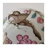 Kleine Famille-Rose-Deckeldose mit Schmetterlingen, China, wohl 19./20. Jhdt.