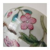 Kleine Famille-Rose-Deckeldose mit Schmetterlingen, China, wohl 19./20. Jhdt.