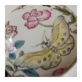 Kleine Famille-Rose-Deckeldose mit Schmetterlingen, China, wohl 19./20. Jhdt.
