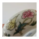 Kleine Famille-Rose-Deckeldose mit Schmetterlingen, China, wohl 19./20. Jhdt.