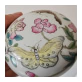 Kleine Famille-Rose-Deckeldose mit Schmetterlingen, China, wohl 19./20. Jhdt.