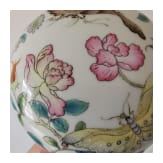 Kleine Famille-Rose-Deckeldose mit Schmetterlingen, China, wohl 19./20. Jhdt.