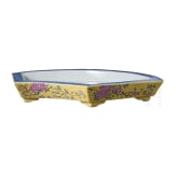 Seltenes Famille-Rose-Becken mit Narzissen, China, wohl Guangxu-Periode, 19./20. Jhdt.