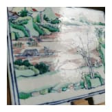 Famille-Rose-Blumentopf mit Fluss- und Berglandschaft, China, wohl Kangxi-Periode, 18. Jhdt.