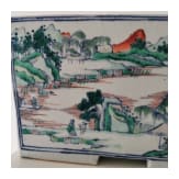 Famille-Rose-Blumentopf mit Fluss- und Berglandschaft, China, wohl Kangxi-Periode, 18. Jhdt.
