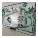 Famille-Rose-Blumentopf mit Fluss- und Berglandschaft, China, wohl Kangxi-Periode, 18. Jhdt.
