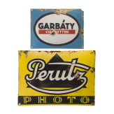 Zwei Emailleschilder "Perutz Photo" und "Garbaty Cigaretten", 1920er Jahre
