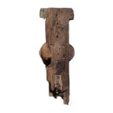 Fragment eines Prozessionskreuzes mit Champlev&eacute;-Emailplaketten mit Heiligenfigur, Limoges, 13. Jhdt. (Figur und untere Plakette), Kreuz und eine Plakette sp&auml;ter