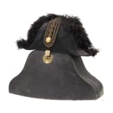 Zweispitz eines k.u.k. Beamten mit Koffer, um 1900