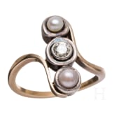 A 14ct gold ring set with two peals and diamond (ca. 0.25 ct)