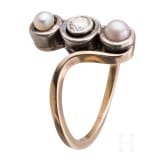 A 14ct gold ring set with two peals and diamond (ca. 0.25 ct)