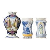 Zwei Apothekengef&auml;&szlig;e (Albarellos) und Fayencevase, Italien/Delft, De Porceleyne Claeuw, 18./ 19. Jhdt