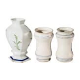 Zwei Apothekengef&auml;&szlig;e (Albarellos) und Fayencevase, Italien/Delft, De Porceleyne Claeuw, 18./ 19. Jhdt