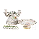 Tazza mit Blumen und Insekten, Meissen, 1860 - 1924, dazu ein Tafelleuchter und sechs Serviettenringe, andere Manufakturen, 2. H&auml;lfte 20. Jhdt.
