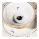 Tazza mit Blumen und Insekten, Meissen, 1860 - 1924, dazu ein Tafelleuchter und sechs Serviettenringe, andere Manufakturen, 2. H&auml;lfte 20. Jhdt.