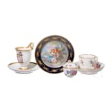 Zwei Tassen mit Untertassen, kleine Deckeldose und fig&uuml;rlicher Teller, KPM/Meissen/Sevre/Saint Maurice, 19. Jhdt.