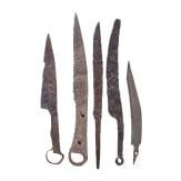 F&uuml;nf eiserne Messer, meist fr&uuml;he Eisenzeit, 8.- 2. Jhdt. v. Chr.