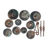 Zehn Phaleren aus Bronze und eiserne Trense von einem Pferdegeschirr, sarmatische Periode der Steppen Osteuropas, 3. - 1. Jhdt. v. Chr.