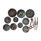 Zehn Phaleren aus Bronze und eiserne Trense von einem Pferdegeschirr, sarmatische Periode der Steppen Osteuropas, 3. - 1. Jhdt. v. Chr.