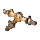 Feuervergoldeter Bronzebeschlag mit drei stilisierten Keilerk&ouml;pfen, ostgermanisch, Mitte bis zweite H&auml;lfte 5. Jhdt. n. Chr.