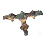 Feuervergoldeter Bronzebeschlag mit drei stilisierten Keilerk&ouml;pfen, ostgermanisch, Mitte bis zweite H&auml;lfte 5. Jhdt. n. Chr.