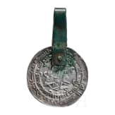 Dirham des Samaniden-Herrschers Isma'il bin Ahmad mit (287 H. Samarqand), von Wikingern mit punziertem Bronzeblech gefasst und mit der Mannaz"-Rune versehen, 10. Jhdt. n. Chr.