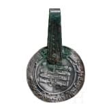 Dirham des Samaniden-Herrschers Isma'il bin Ahmad mit (287 H. Samarqand), von Wikingern mit punziertem Bronzeblech gefasst und mit der Mannaz"-Rune versehen, 10. Jhdt. n. Chr.