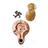 Firmenlampe mit Theatermaske, Swastikafibel aus Bronze, r&ouml;misch, dazu fr&uuml;hislamisches Glasgef&auml;&szlig;
