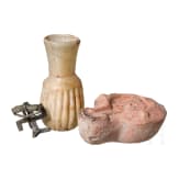Firmenlampe mit Theatermaske, Swastikafibel aus Bronze, r&ouml;misch, dazu fr&uuml;hislamisches Glasgef&auml;&szlig;