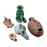 Vier &Ouml;llampen, r&ouml;misch, 2. - 4. Jhdt. (eine), Kolumbien, 500 - 1200 n. Chr. (eine), seldschukisch, 14. - 16. Jhdt. (zwei) sowie die moderne Kopie einer &Ouml;llampe aus Tunesien