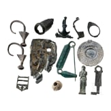 12 vorgeschichtliche und mittelalterliche Objekte, 7. Jhdt. v. Chr. - 16, Jhdt. n. Chr. und eine moderne Skulptur nach antikem Vorbild.