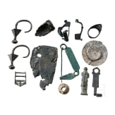 12 vorgeschichtliche und mittelalterliche Objekte, 7. Jhdt. v. Chr. - 16, Jhdt. n. Chr. und eine moderne Skulptur nach antikem Vorbild.