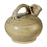 Yaozhou-Ofen Gef&auml;&szlig; mit fig&uuml;rlichem Henkel, China, wohl 19. Jhdt.