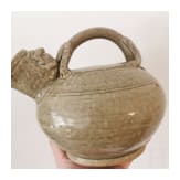 Yaozhou-Ofen Gef&auml;&szlig; mit fig&uuml;rlichem Henkel, China, wohl 19. Jhdt.