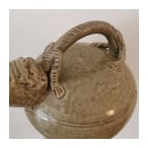 Yaozhou-Ofen Gef&auml;&szlig; mit fig&uuml;rlichem Henkel, China, wohl 19. Jhdt.