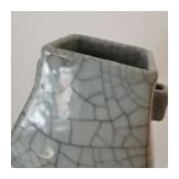 Kleine Vase mit Henkeln mit Ge-Typus Glasur, China, wohl 19. Jhdt.