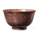 Koppchen in Holzoptik mit Qianlong-Marke, China, wohl 18. Jhdt.